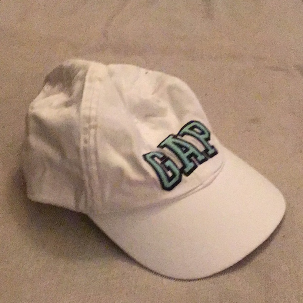 Gap white baseball hat